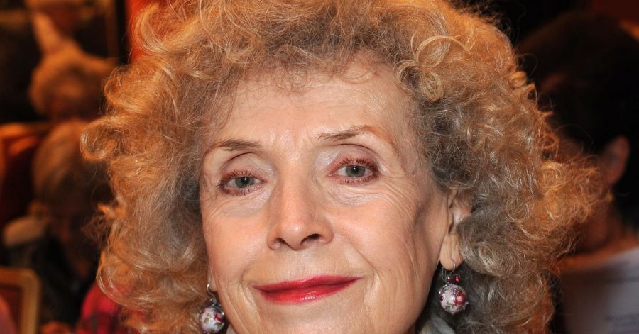 Ilse Neubauer, bayerische Volksschauspielerin, lächelt vor der Verleihung des Bayerischen Poetentalers im Künstlerhaus.