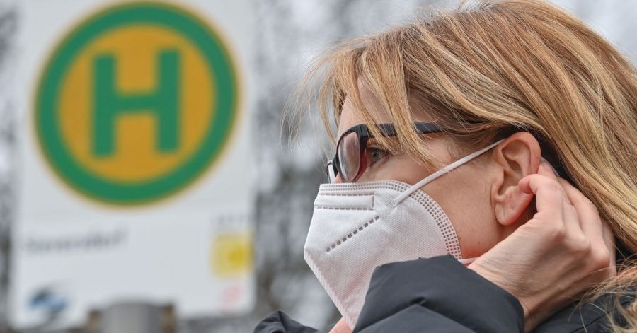 Eine Mund-Nasen-Maske schützt nicht nur vor einer Ansteckung mit Corona. Auch Grippe- oder Noroviren können damit abgehalten werden. Viele Bürger wollen die Maske daher nach der Pandemie weiternutzen.