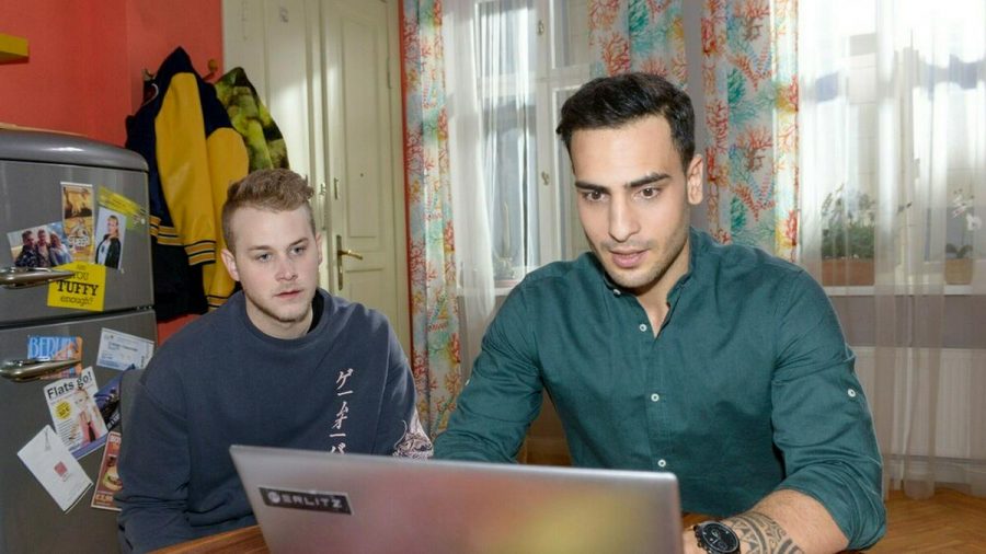 "GZSZ": Jonas (l.) staunt über Nihats Erfolg auf dem Aktienmarkt. (cg/spot)