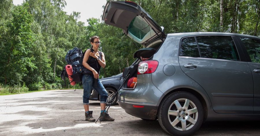 Sicherer Weg zur Abkühlung im Sommer: Autos sollten in der Natur nur auf dafür vorgesehenen Parkflächen stehen, bevor es zum Waldspaziergang oder an den Baggersee geht.