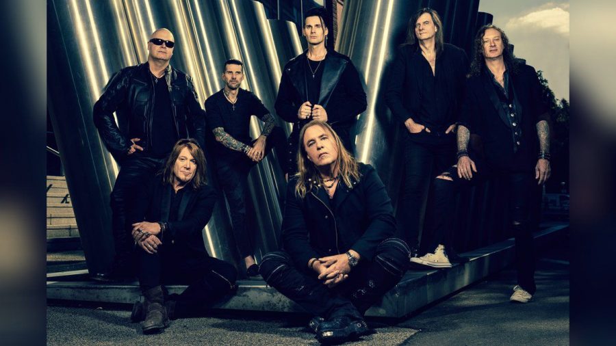 Helloween sind nicht nur live, sondern auch auf ihrem gleichnamigen Album zu siebt zu hören (v.l. hinten: Michael Kiske, Dani Löble, Sascha Gerstner, Michael Weikath, Markus Grosskopf; v.l. vorne: Kai Hansen, Andi Deris). (tae/spot)