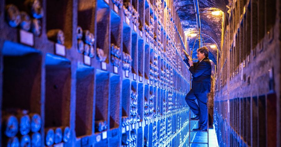 Karl-Josef Krötz, Ratskellermeister im Bremer Ratskeller, in der Schatzkammer des Kellers.