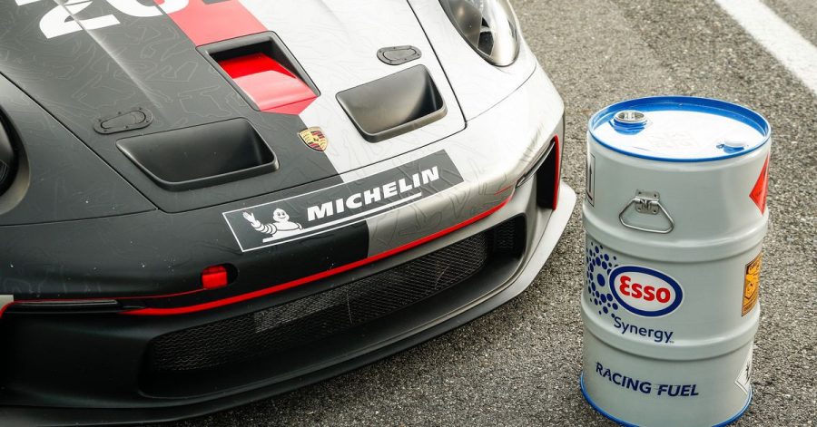 Setzt Porsche im Tourenwagen-Motorsport teilweise bereits auf biobasierte Kraftstoff-Mischungen, sollen 2022 dabei auch E-Fuels aus einem Pilotprojekt in Chile zum Einsatz kommen.