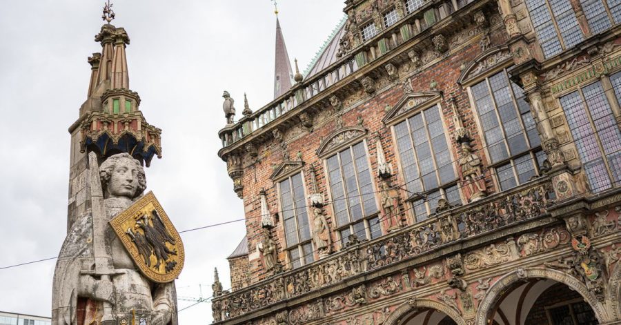 Der Bremer Roland (l) aus dem Jahre 1404 und das Bremer Rathaus, in dem sich der Bremer Ratskeller befindet.
