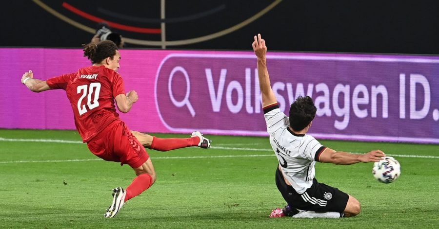 Fußball-Länderspiel Deutschland gegen Dänemark: Yussuf Poulsen (l) trifft zum 1:1. Mats Hummels (r) kann den Treffer nicht verhindern.