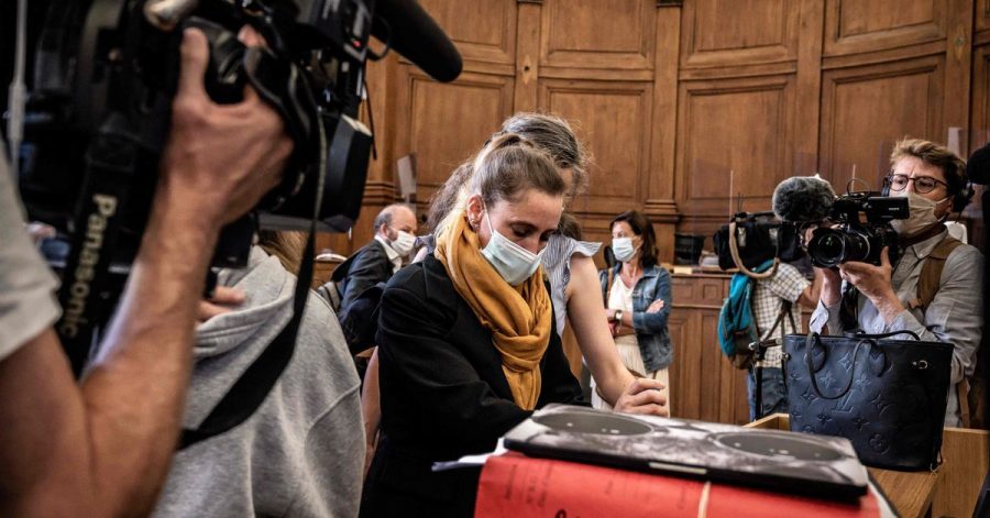 Die Angeklagte Valerie Bacot im Gerichtsgebäude von Chalon-Sur-Saône. Bacot ist wegen der Tötung ihres Stiefvaters und späteren Ehemannes, der sie bedroht, zur Prostitution gezwungen und wiederholt vergewaltigt haben soll, angeklagt.