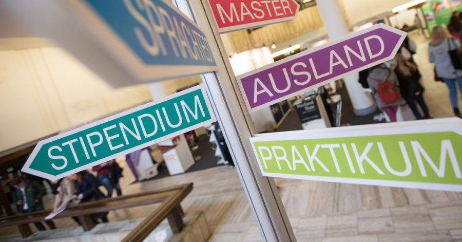 Stipendien gibt es nicht nur für Studierende, auch Absolventen einer Berufsausbildung können sich fördern lassen.