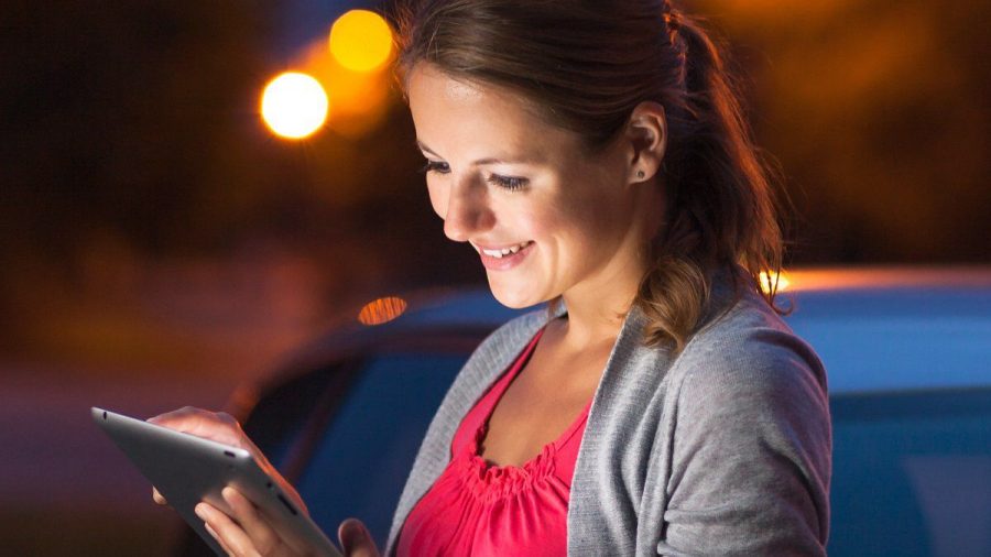 Wer Apps nutzt, die die Sicherheit im Verkehr steigern, sollte das nicht während der Fahrt machen. (elm/spot)