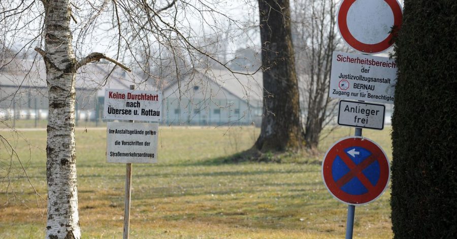 Blick auf die Justizvollzugsanstalt in Bernau am Chiemsee (Bayern).