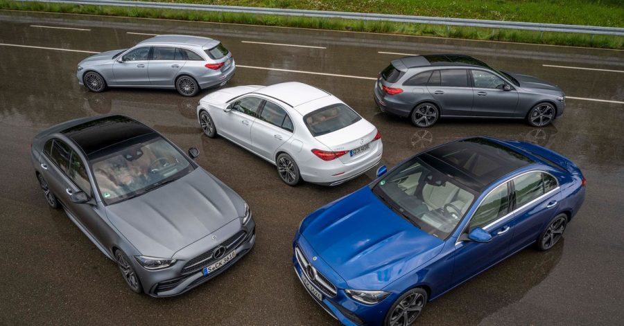 Alle auf einmal: Mercedes bringt aktuell seine neue C-Klasse zeitgleich als Stufenheck und als T-Modell (Kombi) heraus.