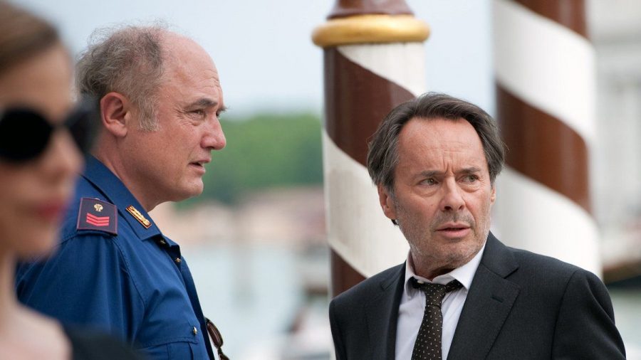 "Donna Leon: Tierische Profite": Brunetti (Uwe Kockisch, r.) und Vianello (Karl Fischer) werden zu einem Tatort gerufen. (cg/spot)