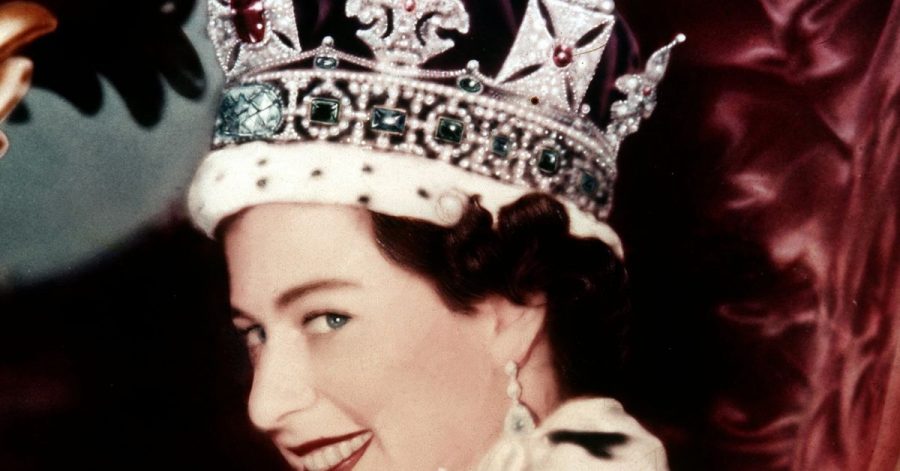 Königin Elizabeth II. nach ihrer Krönung 1953 in der Westminister Abbey.