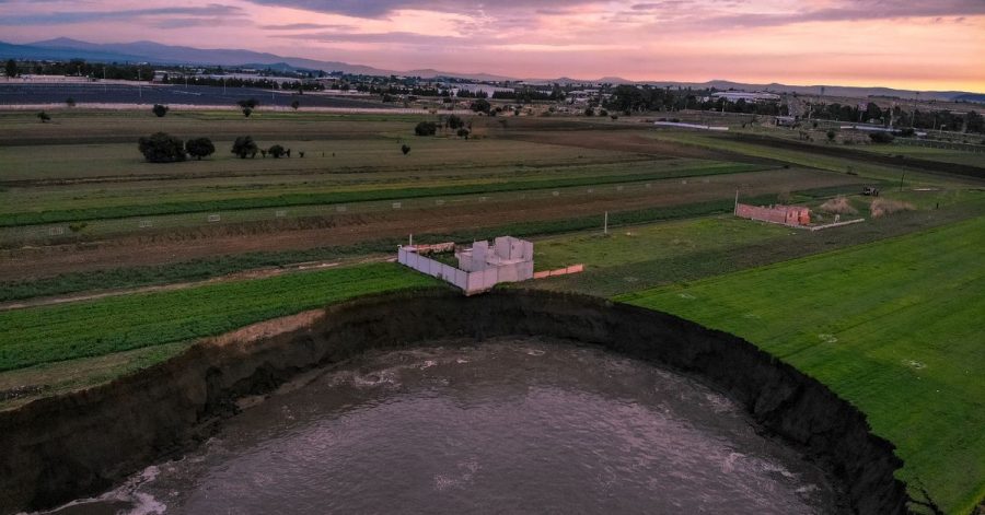 Auf einem Feld in Zentralmexiko hat sich ein großer mit Wasser gefüllter Krater aufgetan. Das einzige Haus in der Nähe sei gefährdet.
