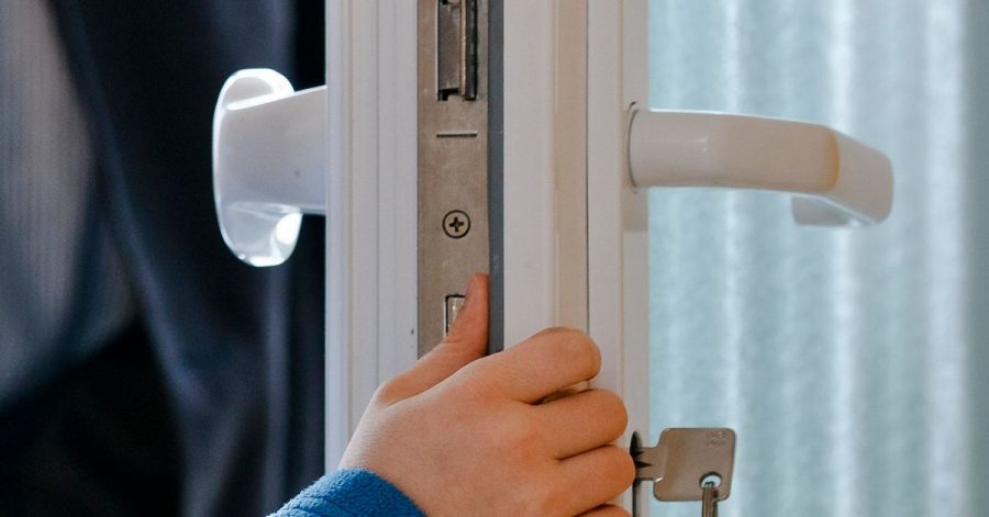 Geraten kleine Kinderfinger zwischen Tür und Rahmen, drohen ernsthafte Verletzungen.
