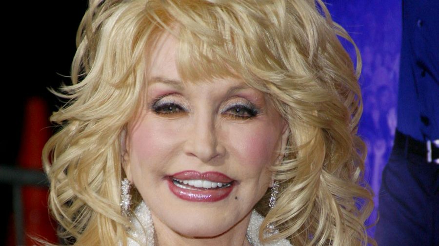 So sieht Dolly Parton auf dem roten Teppich aus - und wenn sie ins Bett geht. (mia/spot)