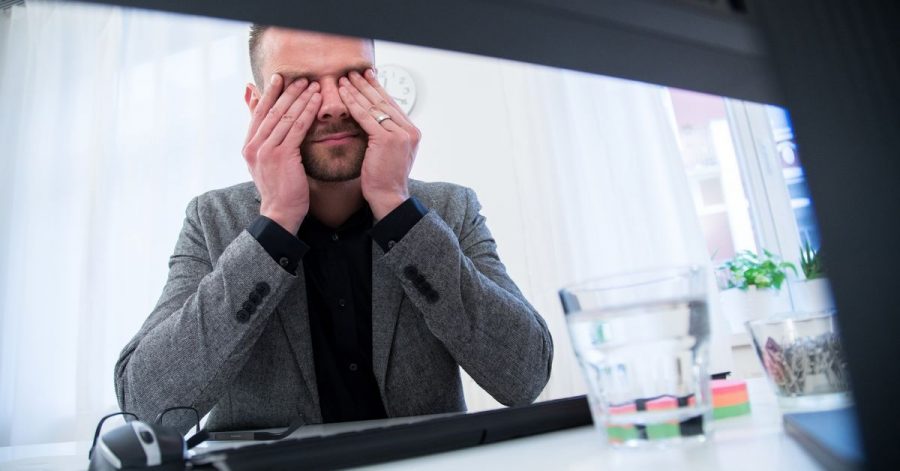 Über psychische Belastungen wird am Arbeitsplatz oft nicht offen gesprochen. Führungskräfte können dem entgegenwirken.