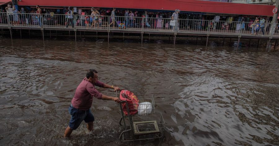Ein Mann schiebt einen Einkaufswagen durch eine überschwemmte Straße. Die Flüsse rund um die brasilianische Amazonas-Metropole Manaus haben nach starkem Regen Rekordstände erreicht und heftige Überschwemmungen verursacht.