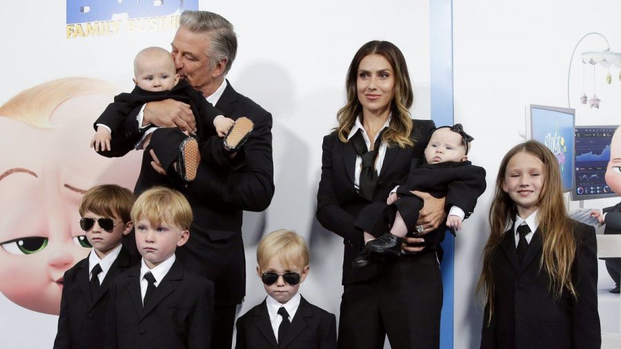 Bei der Premiere der "The Boss Baby"-Fortsetzung in New York (v.l.): Rafael, Leonardo, Alec Baldwin mit Eduardo, Romeo, Hilaria Baldwin mit Lucia und Carmen. (ili/spot)
