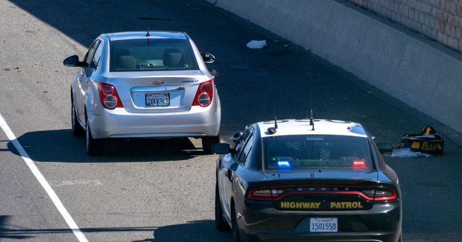 Ein Chevrolet Sonic (l.) am 21. Mai auf dem Seitenstreifen des Freeway 55 in Orange, nachdem Schüsse gefallen waren.