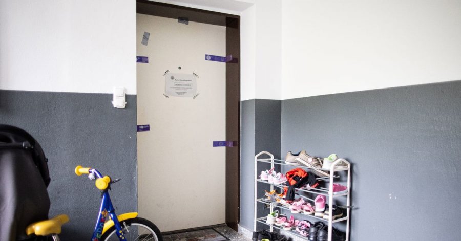 Siegel der Polizei hängen an einer Wohnungstür in einem Wohnhaus. Eine damals 27 Jahre alte Mutter soll hier fünf Kinder umgebracht haben.