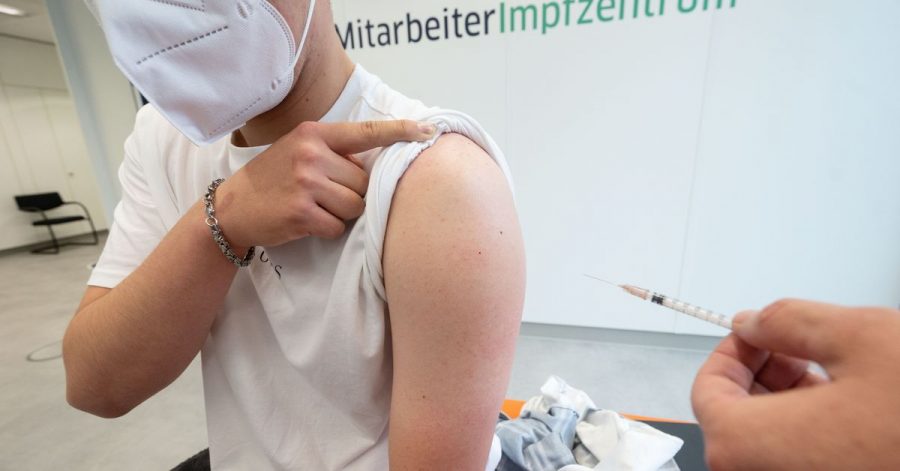 Ein Mann wird mit dem Corona-Impfstoff von Biontech/Pfizer geimpft. Der Virologe Christian Drosten hat vor Rückschlägen für die Corona-Impfkampagne über den Sommer in Deutschland gewarnt.