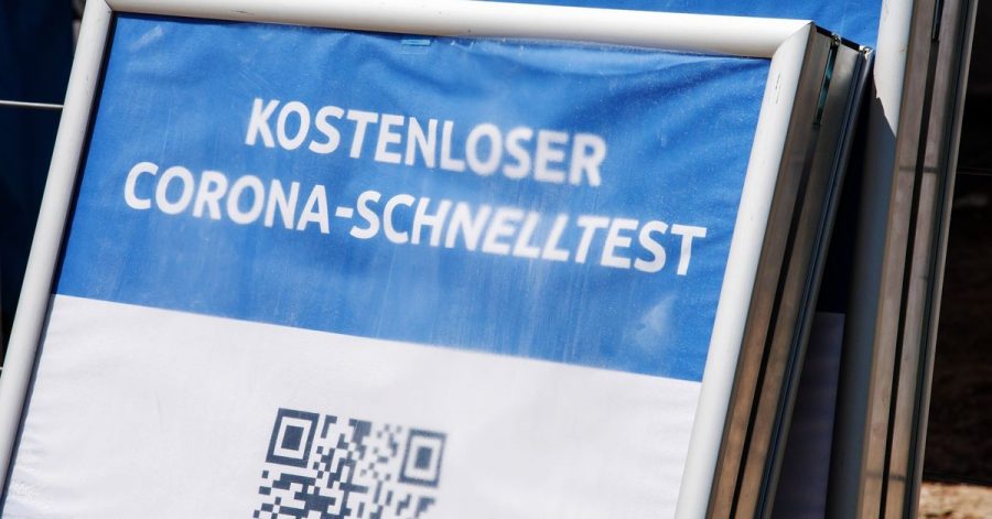 Ein Schild mit der Aufschrift "Kostenloser Corona-Schnelltest" steht vor einem Testzentrum. Die Sieben-Tage-Inzidenz in Deutschland ist laut Robert Koch-Institut (RKI) den zweiten Tag in Folge gestiegen.