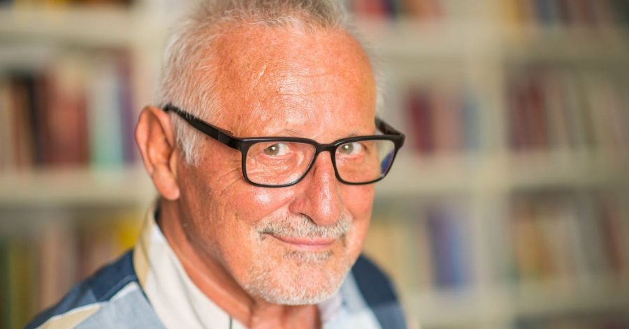 Der Sänger Konstantin Wecker aufgenommen während eines Fototermins für die Deutsche Presse-Agentur in seiner Wohnung.