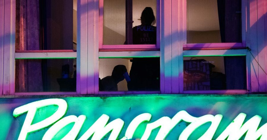 Eine Polizeibeamtin steht in einem Zimmer im Hotel "Panorama" in der Nähe des Kurfürstendamms. Mit 300 Einsatzkräften durchsuchte die Polizei das zehngeschossige Gebäude. Nach Angaben einer Polizeisprecherin gehe es um den Verdacht des illegalen Glückspiels.