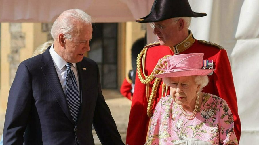 Joe Biden im Gespräch mit der Queen (hub/spot)