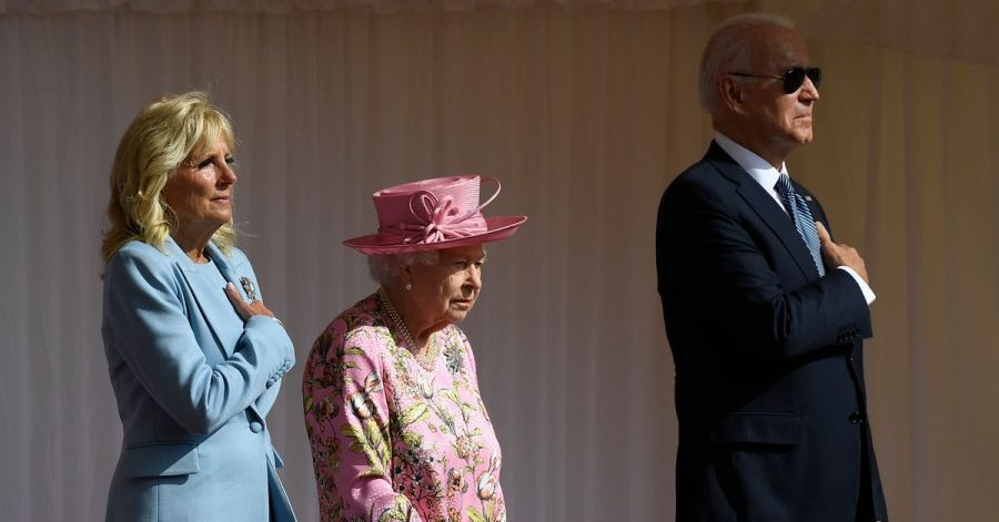 Die britische Königin Elizabeth II. zwischen Joe und Jill Biden in Schloss Windsor.