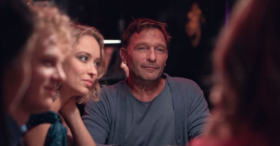 Thomas Kretschmann und Caro Cult in einer Szene aus der zweiten Staffel von «Biohackers».