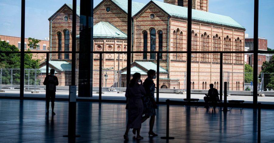 Blick aus der Neuen Nationalgalerie auf die Matthäus-Kirche