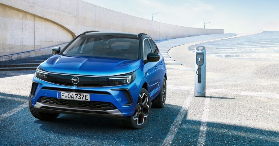 Opel spendiert dem Grandland das neue Familiengesicht. Das SUV ist weiterhin auch als Plug-in-Hybrid zum Aufladen an der Ladesäule zu bekommen.