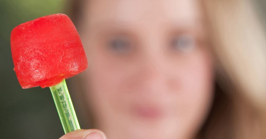 Erfrischt und schmeckt nach Sommer: Ein Melonensorbet am Stiel, für das einfach nur das Fruchtfleisch püriert und eingefroren wird.