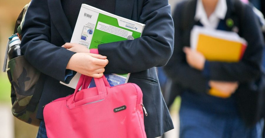 In der Schule, aber vor allem außerhalb der Unterrichtsräume - in Parks oder auf Partys: Unter britischen Schülerinnen und Schülen ist sexuelle Belästigung ein weit verbreites Problem, so eine aktuelle Untersuchung der Schulaufsichtbehörde.
