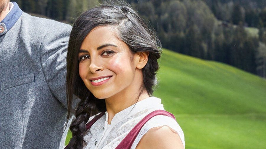 Collien Ulmen-Fernandes moderiert die neue Staffel "Die Alm". (jom/spot)