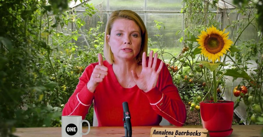 Das Standbild aus einem Kurzfilm der Reihe «Das Politikgewissen» zeigt Schauspielerin und Komikerin Annette Frier als das personifizierte Gewissen der grünen Kanzlerkandidatin A. Baerbock.