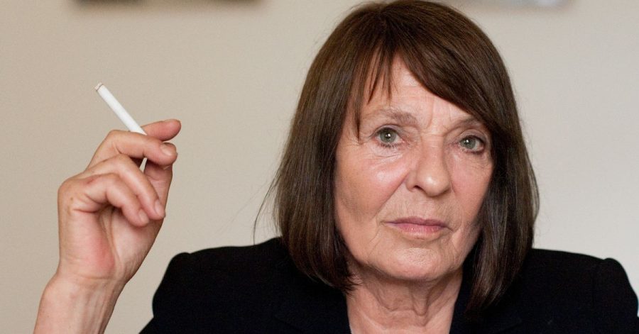 Die Schriftstellerin Monika Maron raucht während eines Interviews.