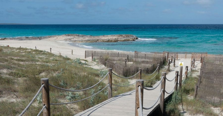 Das Meer wartet: Stegzugang zum Strandbereich Llevant im Norden.