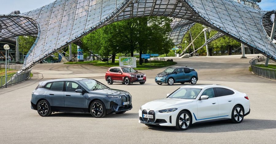 Elektrische Familienbande: Die zwei ganz neuen BMW iX (li.) und i4 posieren vorn gemeinsam mit dem iX3 und BMWs E-Pionier i3 (hinten re.), der seit 2013 im Programm ist.