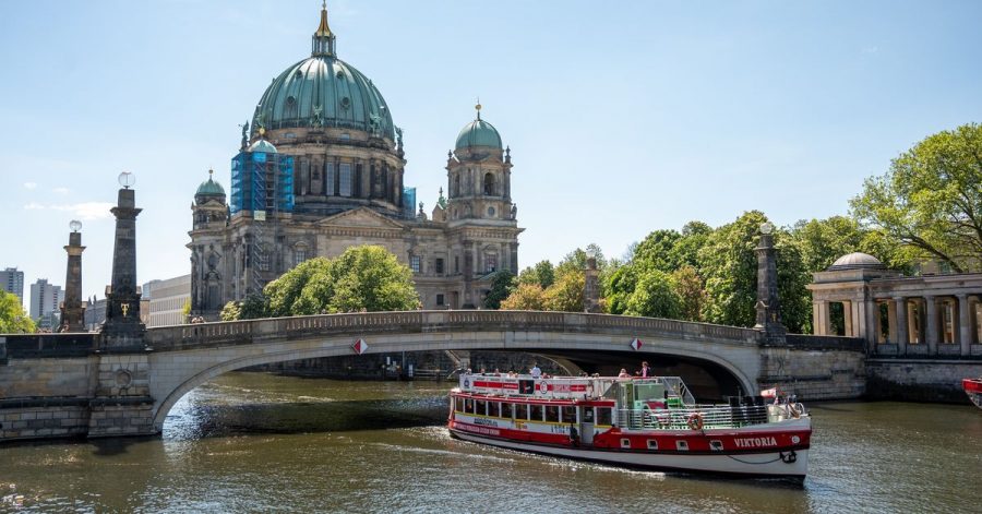 Ein Schiff fährt auf der Spree an der Museumsinsel. Auf der historischen Insel werden heute die Filmfestspiele eröffnet.