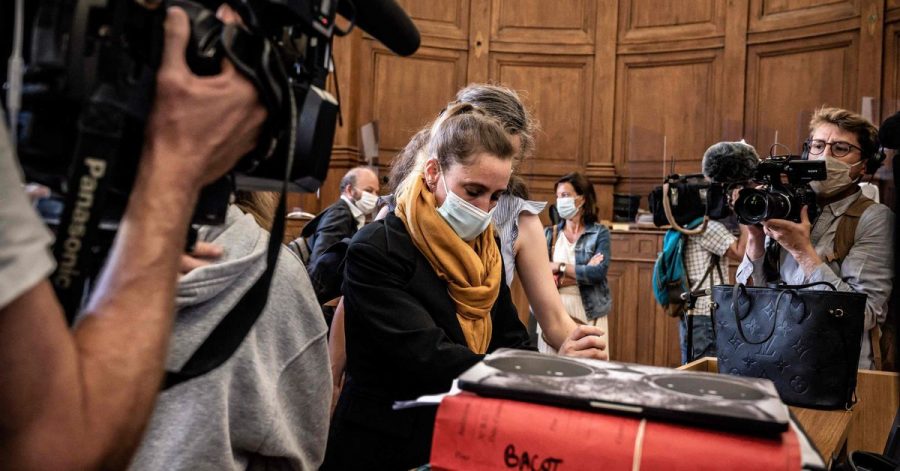 Die Angeklagte Valerie Bacot (M) kommt flankiert von ihrer Familie und umgeben von Journalisten im Gerichtsgebäude an.