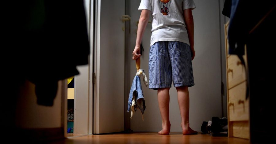 Vor allem Kinder schlafwandeln. Eltern sollten in dem Fall entsprechende Schutzvorkehrungen treffen.