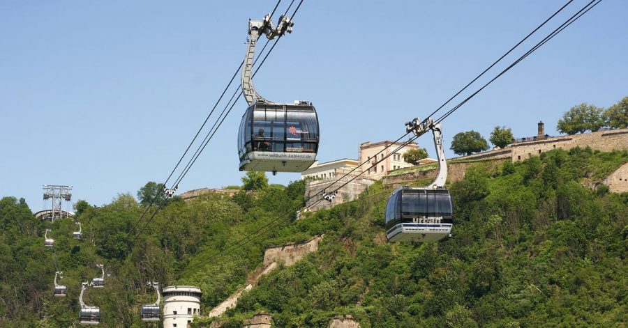 Die Seilbahn Koblenz überquert den Rhein und endet auf der Festung Ehrenbreitstein. Ein negatives Testergebnis müssen Gäste nicht vorweisen, eine medizinische oder FFP2-Maske ist verpflichtend.
