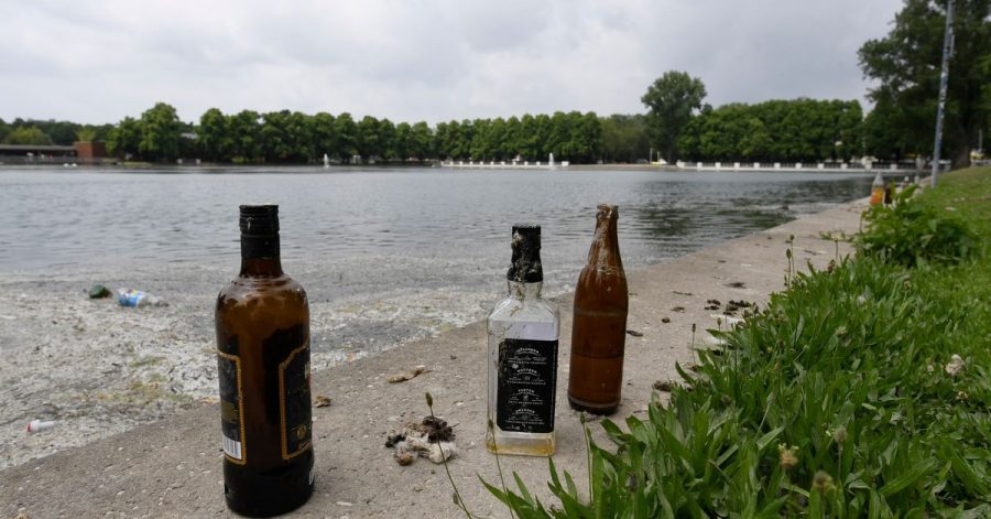 Leere Flaschen sind die letzten Überreste einer Party am Aachener Weiher in Köln.