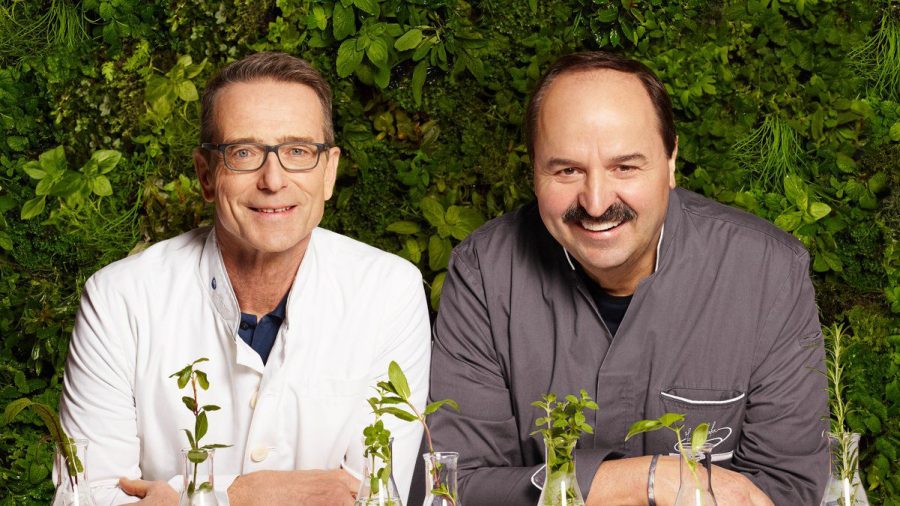 Dr. Matthias Riedl (l.) und Johann Lafer haben gemeinsam das Buch "Medical Cuisine" veröffentlicht (sob/spot)
