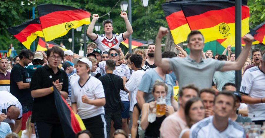Nicht alle Fußball-Fans hielten sich im Freudentaumel an die Abstandsregeln und sonstige Anti-Corona-Maßnahmen.