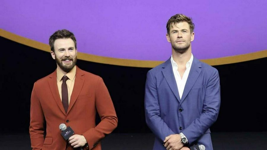 Chris Hemsworth (r.) gratuliert Chris Evans auf ungewöhnliche Weise zum Geburtstag. (jru/spot)