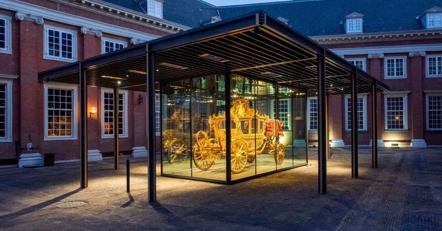 Die Goldene Kutsche (Gouden Koets) wird in einem Glaskasten ausgestellt.