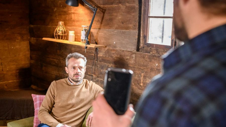 "Sturm der Liebe": Erik (l.) ist schockiert, als er erkennt, was Florian mit seinem Geständnis vor hat. (cg/spot)